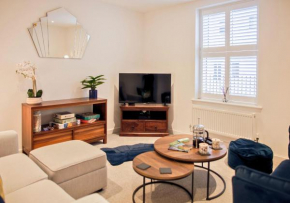 Stunning 2 Bed with Private Patio and Free Parking